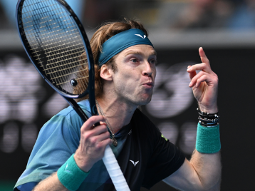 但河牌更倾 但河牌更倾